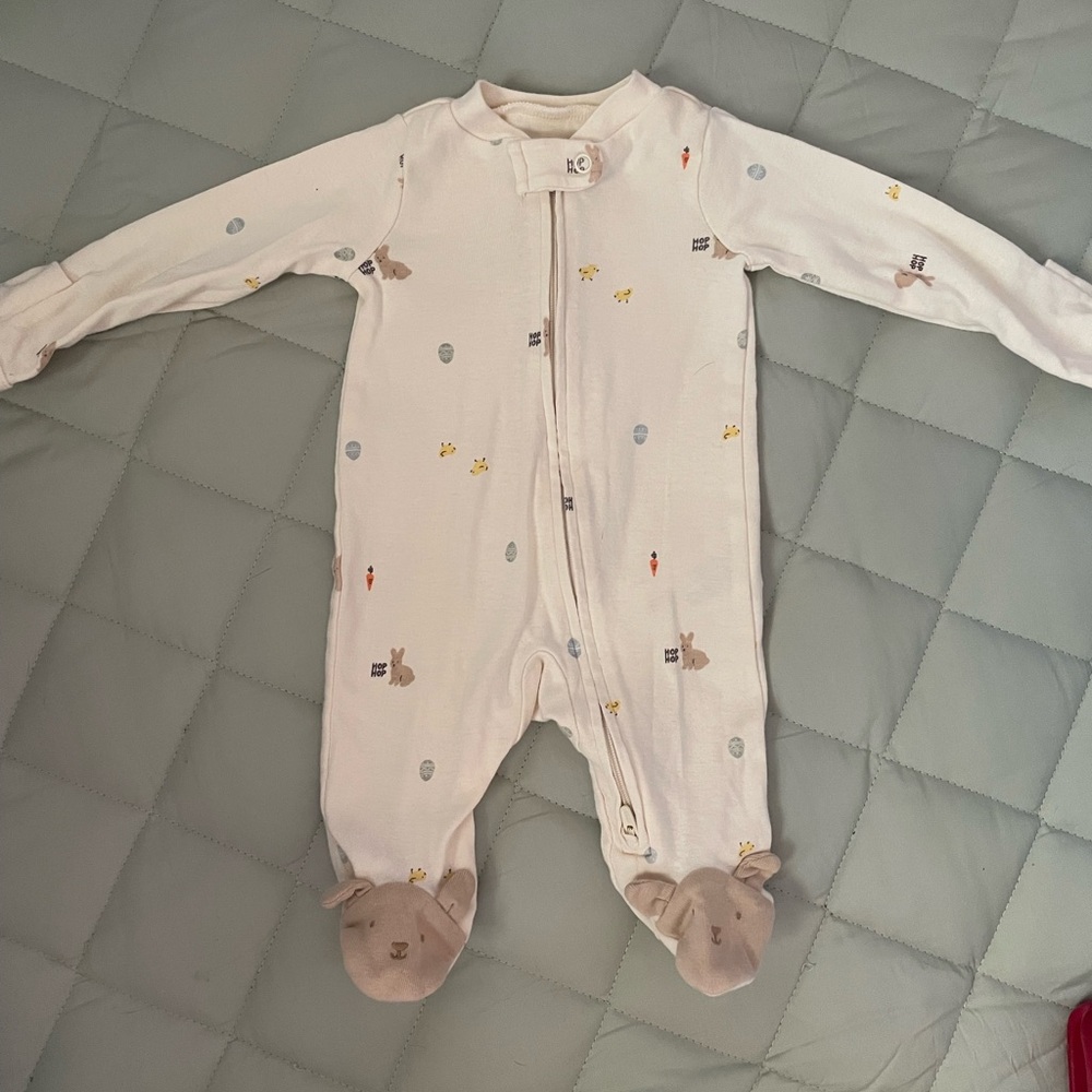 Easter Themed Two-Way Zipper Footie Pajama by Carters 🐰 🥕 Size Newborn 0M